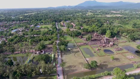 Luftaufnahme-Des-Historischen-Parks-Sukhothai,-UNESCO-Weltkulturerbe-In-Thailand-In-Der-Provinz-Suhkothai,-Thailand,-Aufgenommen-Mit-Einem-Dji-PT4