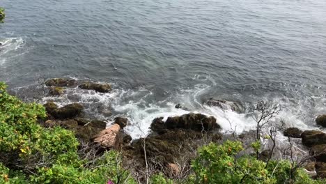 Wellen-Treffen-Auf-Felsen-An-Der-Küste-Von-Maine