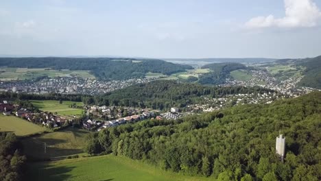 Vuelo-De-Drones-Sobre-Un-Pueblo-Y-Un-Bosque-En-Suiza