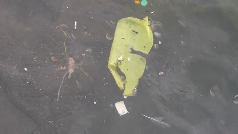 yellow-bag,-garbage-in-the-sea