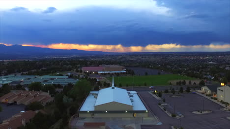 Una-Panorámica-Cinematográfica-De-Un-Dron-Sobre-Una-Iglesia-En-Algún-Lugar-De-Colorado-Springs