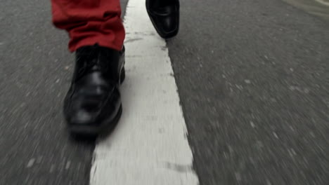 Close-up-of-a-man-walking-fast-on-the-street