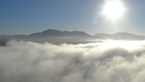 Vista-Aérea-De-Niebla-Baja-Sobre-Montañas-En-San-Diego-Durante-El-Amanecer