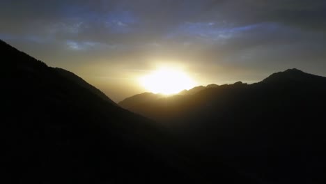 Luftdrohnenaufnahme-Eines-Wunderschönen-Herbstsonnenuntergangs-Mit-Der-Sonne,-Die-über-Der-Bergwaldgrenze-In-Den-Rocky-Mountains-Von-Utah-Scheint