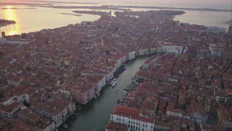 Luftaufnahme-Entlang-Des-Canal-Grande-In-Richtung-Rialtobrücke,-Morgen,-Venedig,-Italien