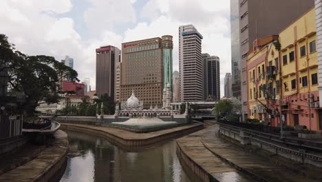 Der-Fluss-Des-Lebens-In-Der-Nähe-Der-Jamek-Moschee-In-Kuala-Lumpur,-Malaysia