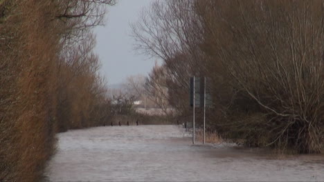 Reino-Unido-Febrero-De-2014---La-Carretera-Principal-Entre-Lyng-Y-Madriguera-Puente-Está-Cortado-Por-Aguas-Profundas-Durante-La-Inundación-De-Los-Niveles-De-Somerset