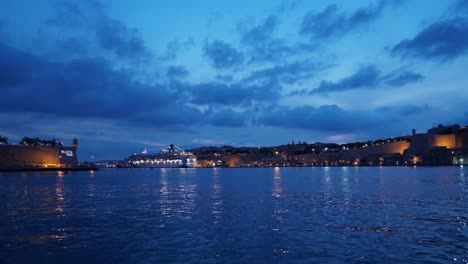 Malta-TimeLapse-from-Birgu-to-Valletta-at-sunset,-night,-cruise-ship-departing