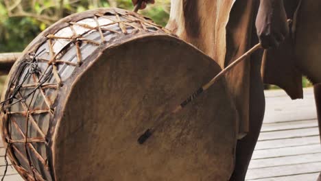 Zulu-Stammesangehöriger-Schlägt-Während-Eines-Traditionellen-Rituals-Auf-Eine-Trommel