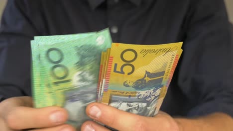 Nahaufnahme-Männlicher-Hände,-Die-Australisches-Geld-Zählen