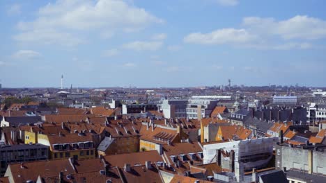 Farbenfroher-Blick-Von-Der-Dachterrasse-über-Kopenhagen-Mit-Leichten-Wolken-Am-Himmel
