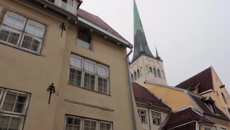 Die-St.-Nikolaus-Kirche-Versteckt-Sich-Hinter-Einem-Gebäude-In-Der-Altstadt-Von-Tallinn-Und-Zeigt-Sich-Bei-Einer-Kamerafahrt-Rechts