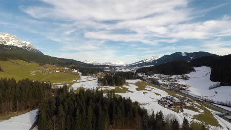 Fliegende-Drohne-über-Den-Schweizer-Alpen-In-Österreich