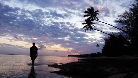 Sonnenuntergang-In-Rarotonga-–-Silhouette-Eines-Mannes,-Der-Auf-Die-Kamera-Zugeht