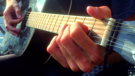 Nahaufnahme-Eines-Mannes,-Der-Draußen-In-Der-Sonne-Klassische-Gitarre-Spielt