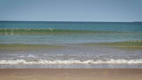 Wunderschöne-Blaue-Wellen,-Die-An-Einem-Sonnigen-Tag-Auf-Den-Magdalenen-Inseln-In-Zeitlupe-An-Einem-Sandstrand-Zerbrechen