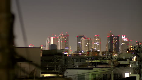 Vista-Nocturna-Del-Edificio-De-Rascacielos-De-Gran-Altura-De-Tokio,-Japón