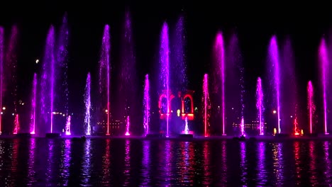 Bunte-Wasserfontänen-über-Dem-See-Während-Des-Lichtfestivals