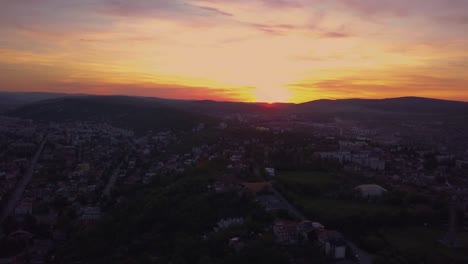 Sunset-Red-Skyline-In-Cluj,-Rumänien,-Siebenbürgen