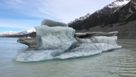 Iceberg-En-El-Lago-Glaciar-Tasman