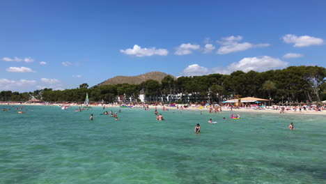 A-hot-and-sunny-day-on-the-beaches-of-Alcudia,-Mallorca