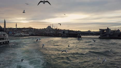 Die-Fähre-Fährt-Von-Eminonu,-Istanbul-Ab-Und-Bietet-Einen-Wunderschönen-Blick-Auf-Den-Sonnenuntergang