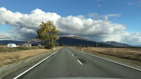 En-Un-Automóvil-Conduciendo-En-La-Isla-Sur-De-Nueva-Zelanda