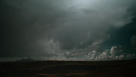 Dramatische-Isländische-Landschaft,-Sich-Schnell-Bewegende-Wolken,-Weitwinkelaufnahme,-Zeitraffer