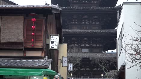 Zoomen-Sie-Aus-Der-Yasaka-Pagode-In-Den-Straßen-Des-Geisha-Viertels-Von-Kyoto-Und-Touristen,-Die-In-Traditionellen-Kimonos-Herumlaufen
