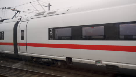 Dos-Trenes-Alemanes-Que-Salen-De-La-Hauptbahnhof-Uno-Al-Lado-Del-Otro