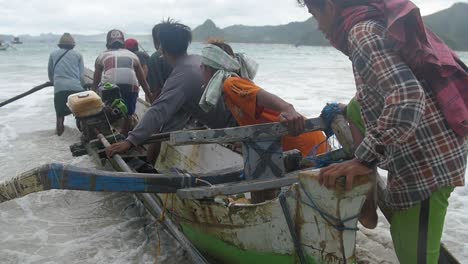 Cámara-Lenta-De-Un-Pescador-En-La-Isla-De-Indonesia-Que-Va-A-Ver-En-Un-Barco-Tradicional-Y-Agua-Salpicando-La-Cámara