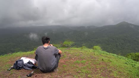 Ein-Junge-Genießt-Die-Aussicht-Auf-Den-Agumbe-Regenwald-Auf-Einem-Hügel