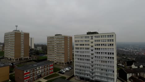 Luftaufnahmen-Von-Hochhäusern,-Wohnungen,-Die-In-Der-Stadt-Stoke-On-Trent-Gebaut-Wurden,-Um-Der-Wachsenden-Bevölkerung-Gerecht-Zu-Werden,-Sozialwohnungskrise