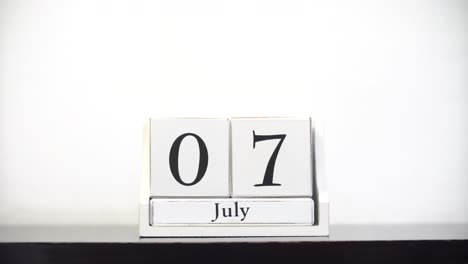 White-Calendar-Time-Lapse-July