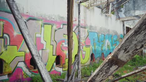 Ruinas-Interiores-De-Fábricas-Abandonadas-Con-Paredes-De-Graffiti