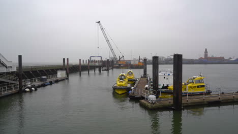 Gelbe-Lotsenboote-Im-Hafen-Von-Cuxhaven