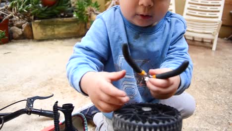 Charmanter-Süßer-Kleiner-Junge,-Der-Mechaniker-Mit-Seinem-Fahrrad-Spielt