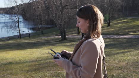 Schwedisches-Mädchen,-Das-Zum-Ersten-Mal-Versucht,-Eine-Drohne-Zu-Fliegen