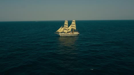 Un-Hermoso-Barco-Antiguo-En-El-Mar