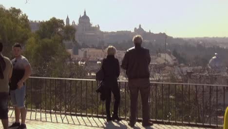 Touristen-Beobachten-Die-Skyline-Von-Madrid,-Den-Königspalast-Und-Die-Kathedrale-Von-La-Almudena