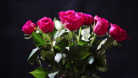 Rotierender-Strauß-Rosa-Rosen-Blüht-Mit-Nassen-Blütenblättern-Und-Blättern