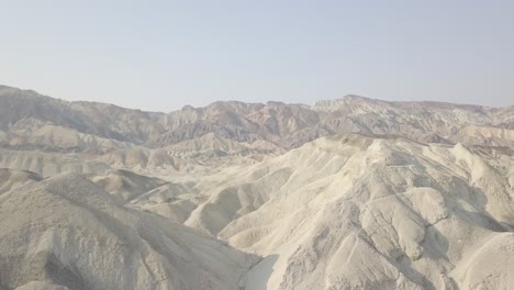 Luftdrohnenaufnahme-Von-Bergen-Im-Desert-Death-Valley