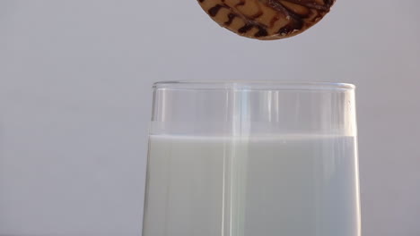 Zeitlupenaufnahmen-Eines-Schokoladen-Verdauungskekses,-Der-In-Ein-Glas-Milch-Getaucht-Wird