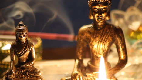 Buddha-Statuen-Meditieren-Mit-Kerzen,-Nahaufnahme-08