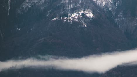 Niedrige-Nebelwolke-über-Dem-Alpentalwald-Im-Zeitraffer