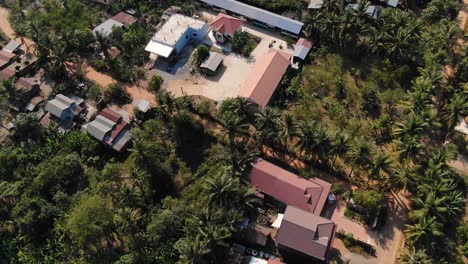 Luftaufnahme-Von-Schulgebäuden-Und-Gemeinde-An-Einem-Sonnigen,-Windigen-Tag-In-Battambang,-Kambodscha