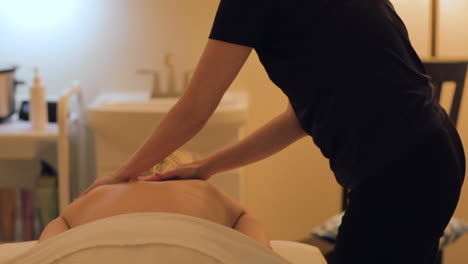 Woman-getting-a-back-massage-at-the-spa