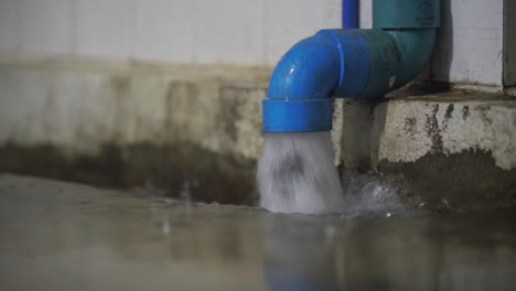 Starker-Regen-Verursacht-Einen-Starken-Wasserfluss-Aus-Einem-Blauen-Abwasserrohr