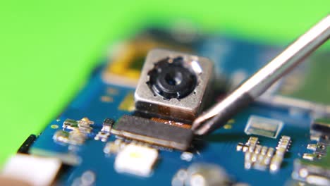 Using-Magnetic-Screwdriver-To-Replace-The-Camera-Inside-The-Smartphone