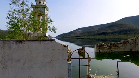 Verlassene-Alte-Kirche-Unter-Wasser-Des-Stausees-In-Zypern-Getaucht